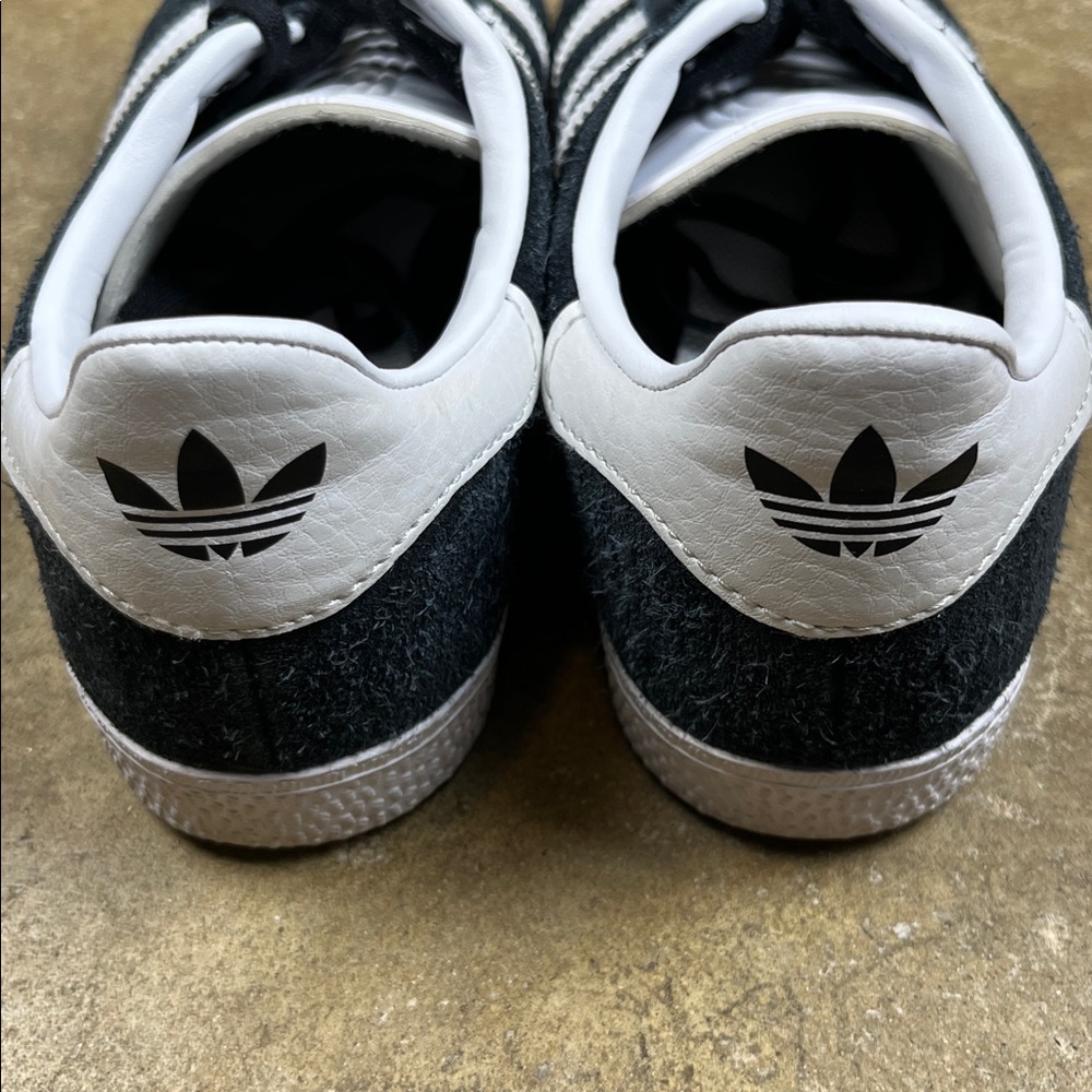 Adidas Men's Dark Blue/Black Gazelle Sneakers
Size: 7 (women’s 8.5) - Picture 4 of 7